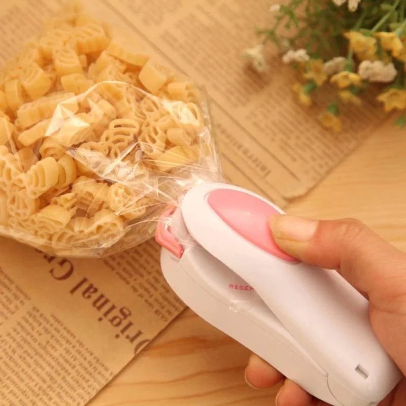 1pcs Kitchen Accessories Tool Mini Portable Food Clip Heat Sealing Machine Sealing Machine Home Fast Food Pack Sealing Machine